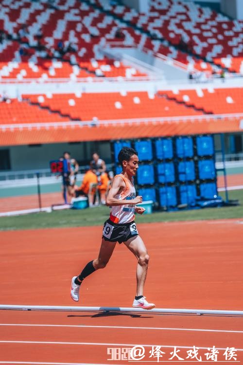 全运会男子5000米决赛 辽宁选手于水庆获得冠军 全运会男子5000米决赛 辽宁选手于水庆获得冠军