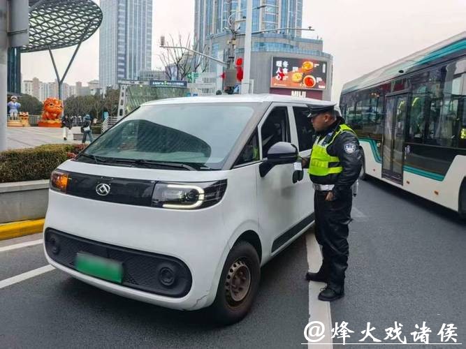 逆天操作！5座面包车竟坐了21人，驾驶证12分一次扣光！