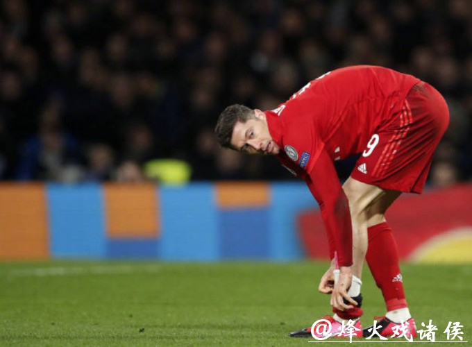 左膝关节胫骨骨裂 拜仁官宣莱万将缺席四周比赛 左膝关节胫骨骨裂 拜仁官宣莱万将缺席四周比赛